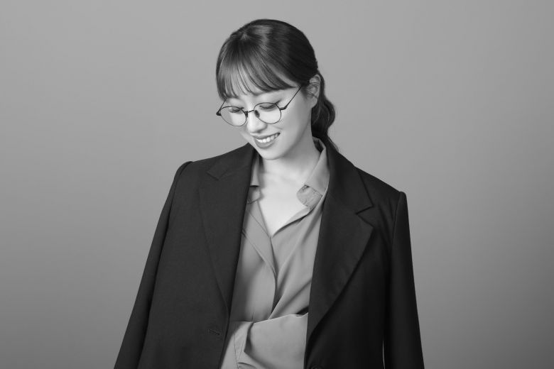 Wearing glasses, ditching bra, donning men's suit and tie: South Korean TV anchor challenges norms