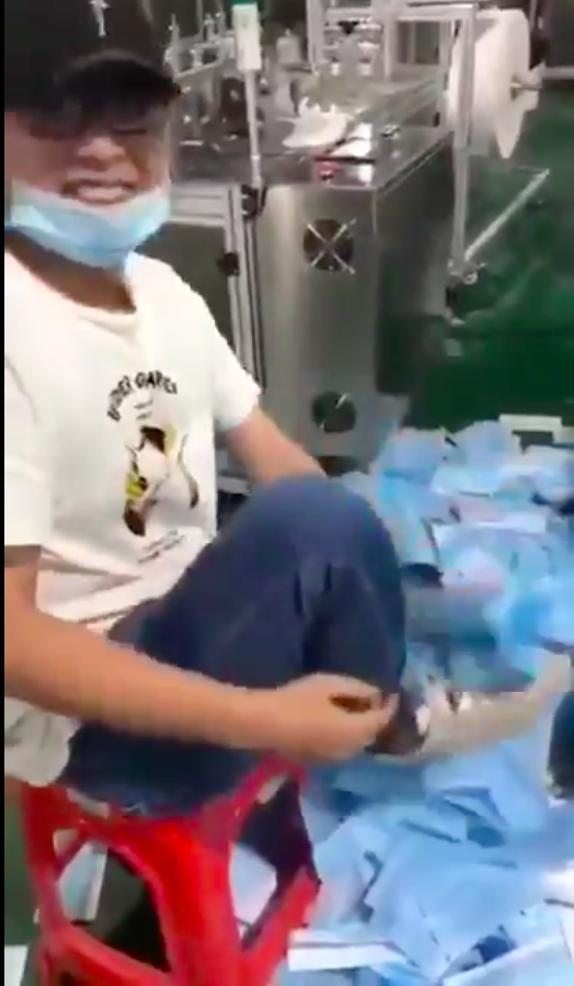 工厂男子用口罩擦鞋人神共愤！还说这是“有钱！任性！”