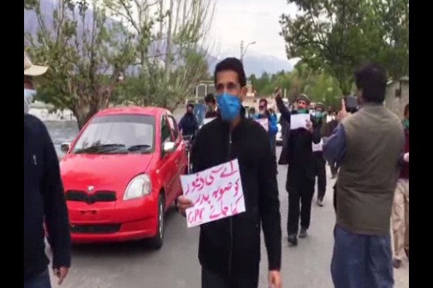 Journalists protest against police barbarity in Gilgit