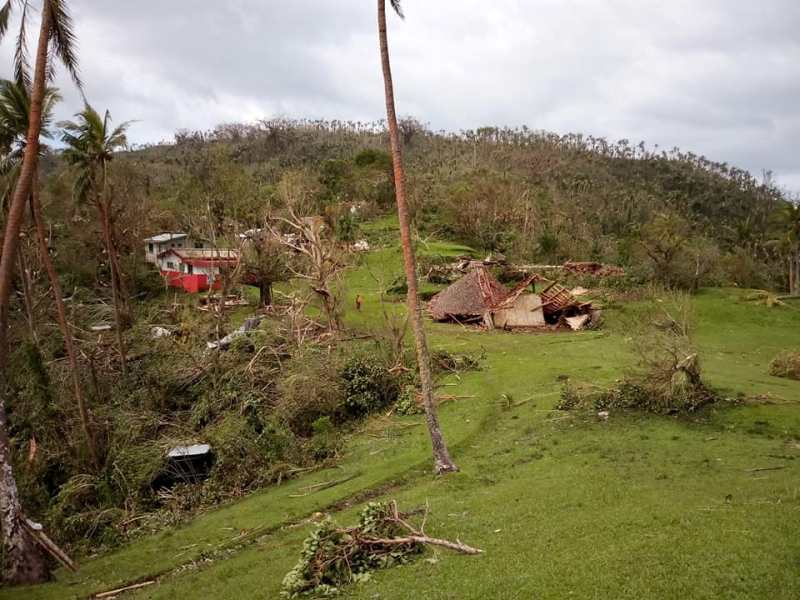 Monster cyclone tears through Vanuatu town
