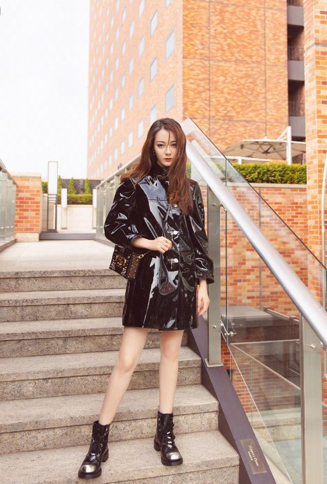 迪丽热巴最新路透，卷毛黄发夹少女感十足，戴口罩还是那么好看