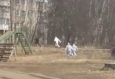 俄罗斯疑似患者拒绝入院疯狂逃跑，3名 “全副武装”医生勐追