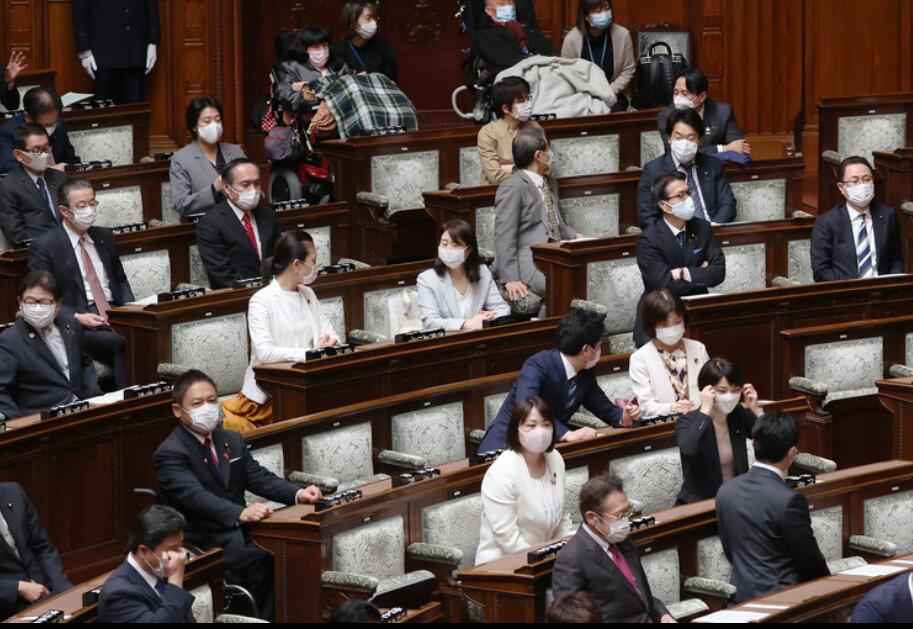 日本国会疫情期间照常开会:议员隔开坐 起立做表决