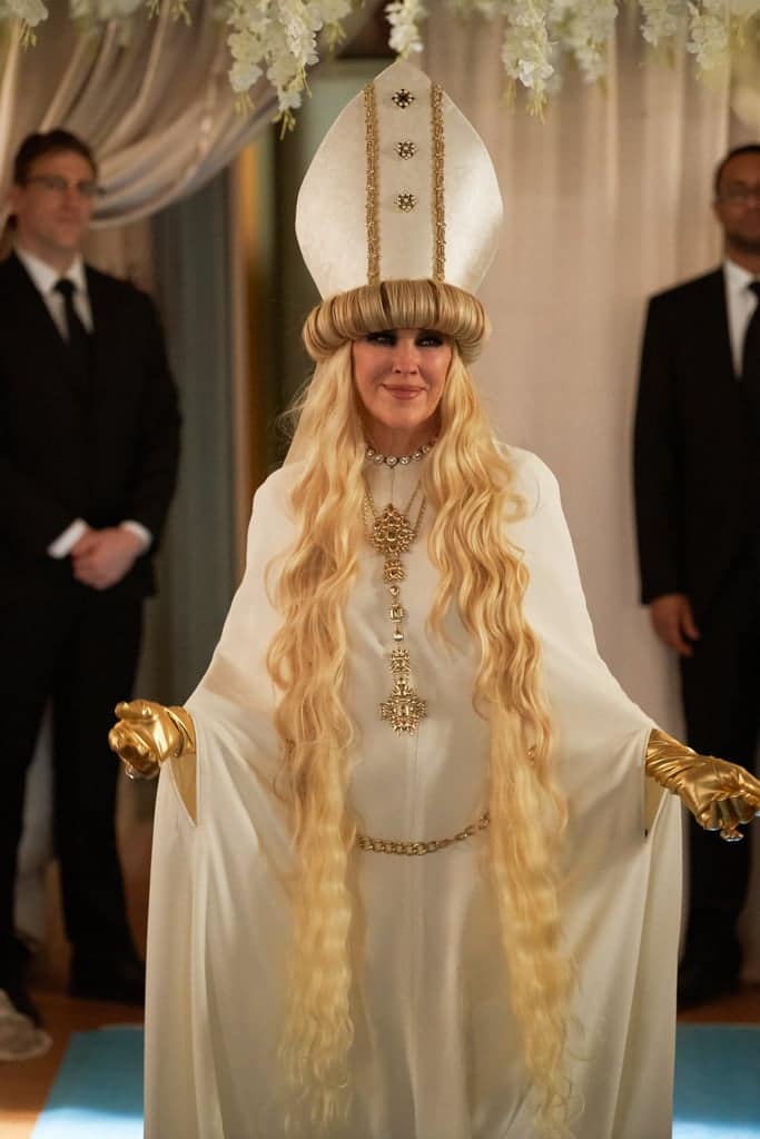 Moira’s Epic Wedding Look In The ‘Schitt’s Creek’ Finale Was Worth The Wait