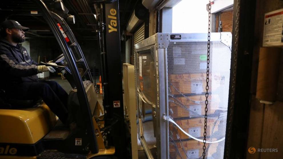 Outbid and left hanging, US states scramble for ventilators