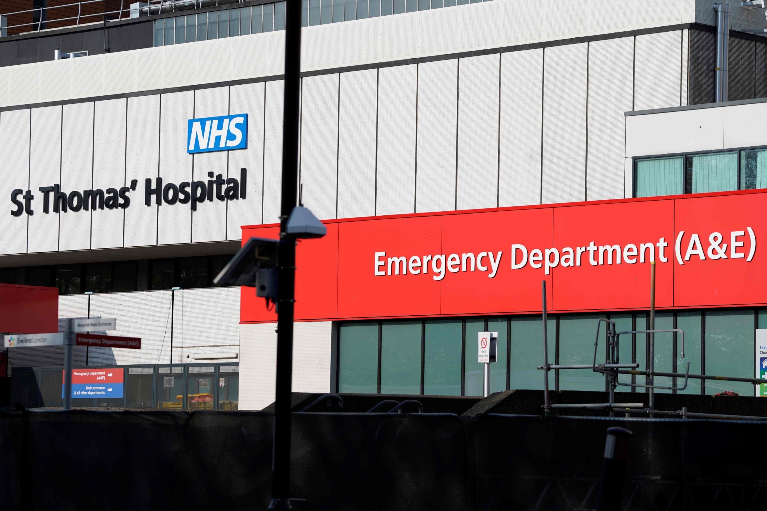 More than 51% of coronavirus patients admitted to intensive care are dying