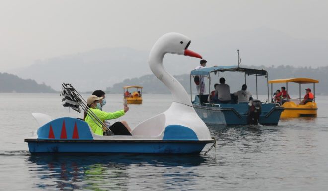 Coronavirus: far fewer residents gather at scenic spots across Hong Kong on second day of Easter holiday