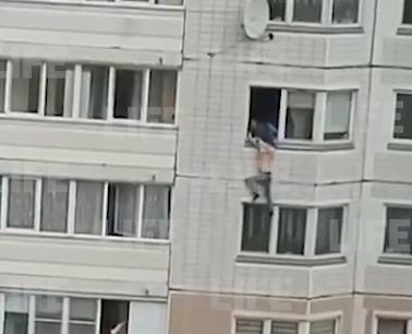俄男子自拍失足吊在窗外 被警察救下后交罚款：违反隔离规定