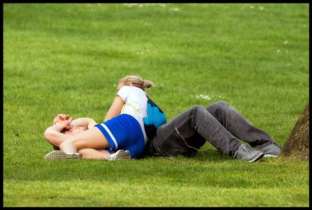 Brits push UK lockdown and self-distancing rules to limit to enjoy Easter sunshine