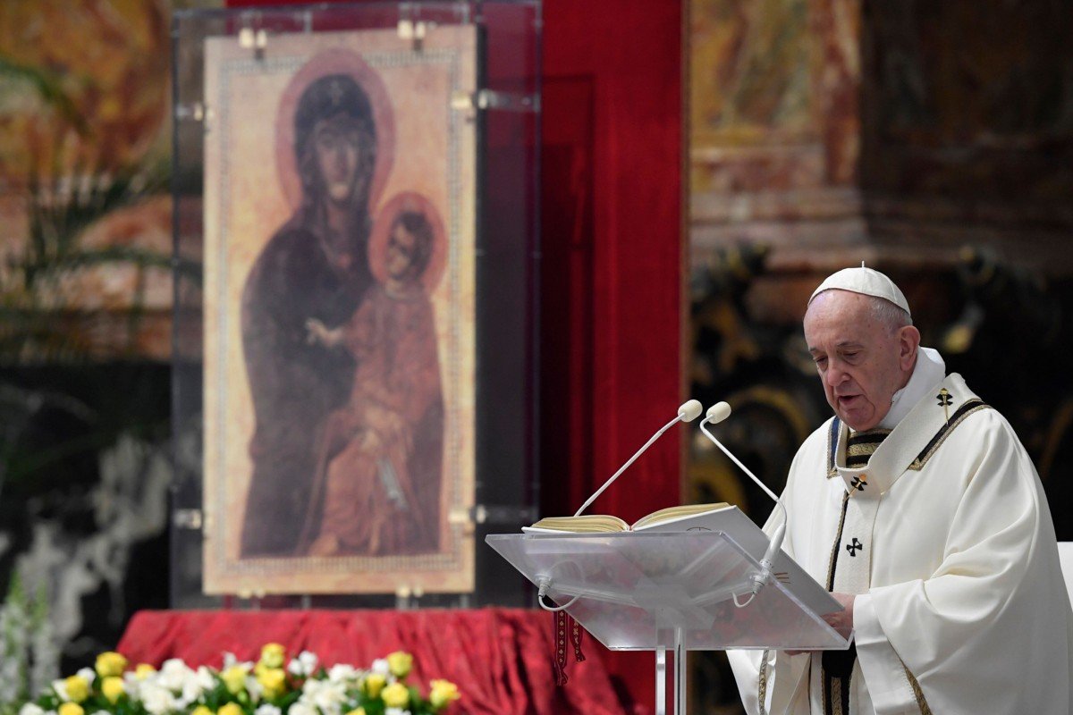 Coronavirus: Pope Francis praises health workers, calls for unity as world faces unprecedented crisis