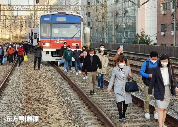 首尔一列车脱轨，百余乘客被迫徒步离开！