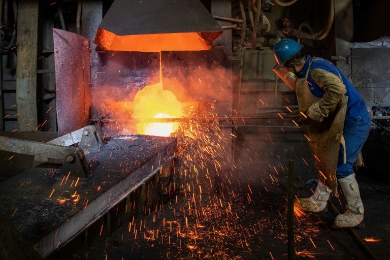 China suffers historic contraction as virus paralyses economy