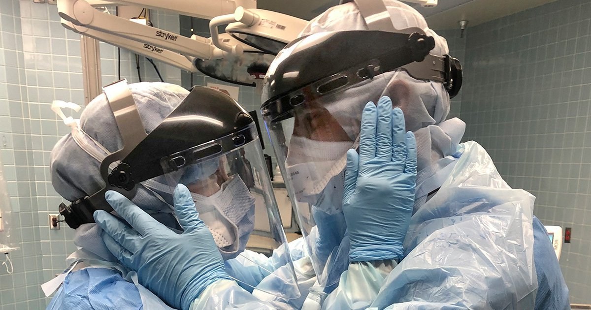 Powerful picture of married nurses comforting each other while fighting on the frontlines of coronavirus goes viral