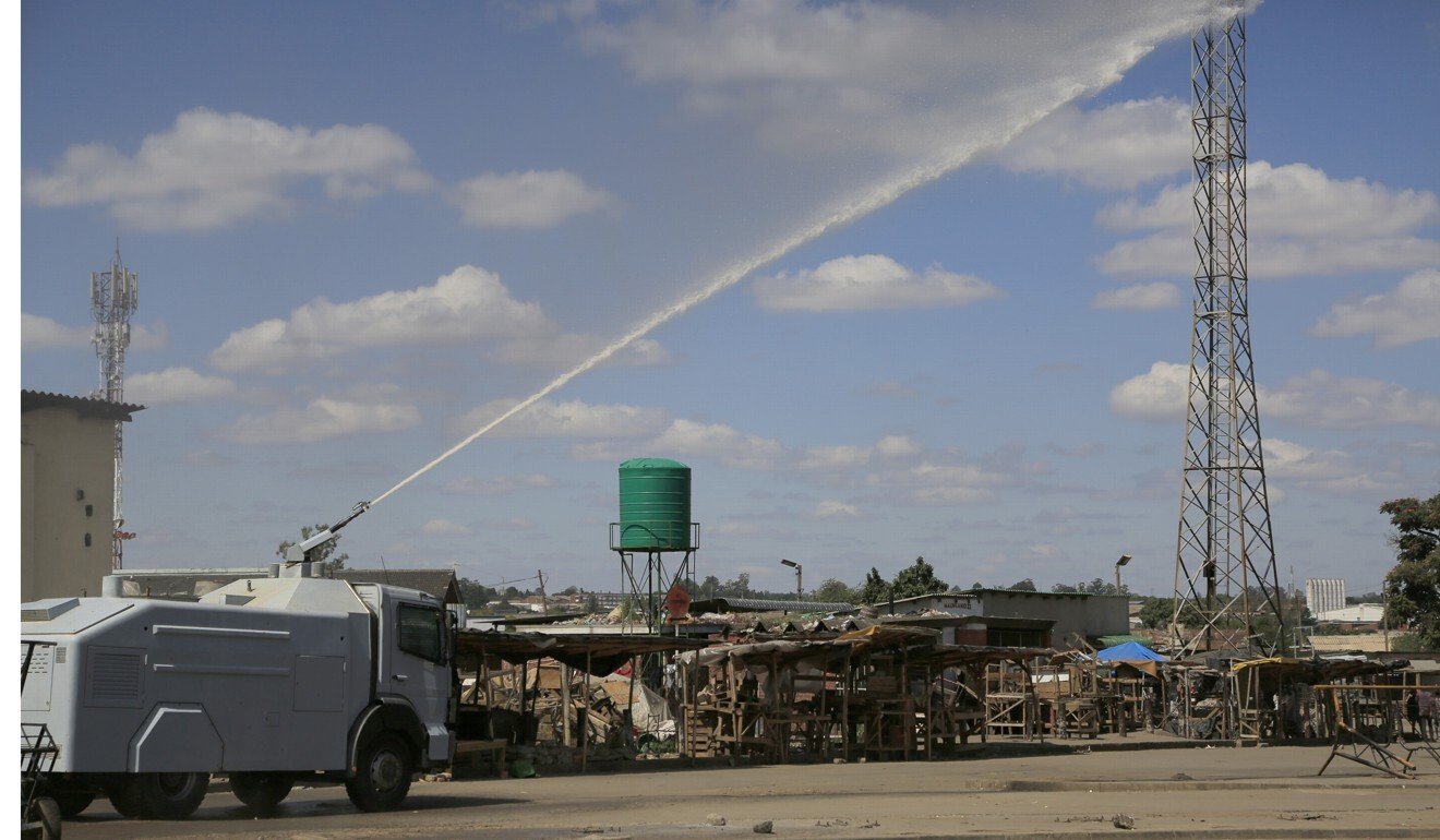 Coronavirus: in Zimbabwe, people risk Covid-19 death just to fetch water