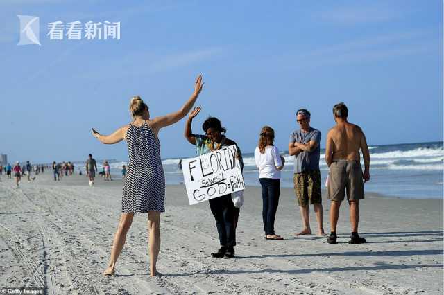 佛罗里达州海滩重新开放 20分钟内被挤爆惹争议