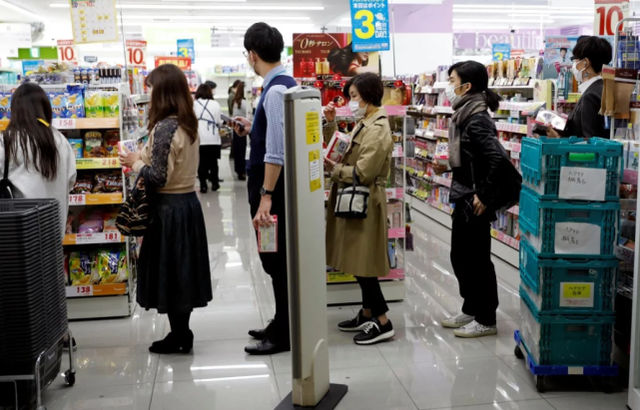 尽管宣布了防疫紧急状态，日本各地商业街还是人群拥挤