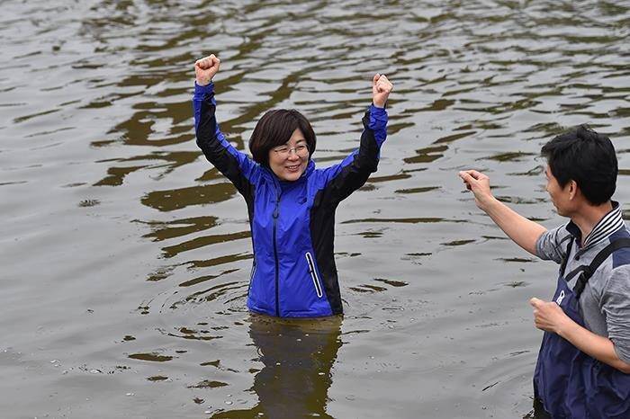 顺利当选后，韩国这位女市长为履行承诺当众“跳河”！