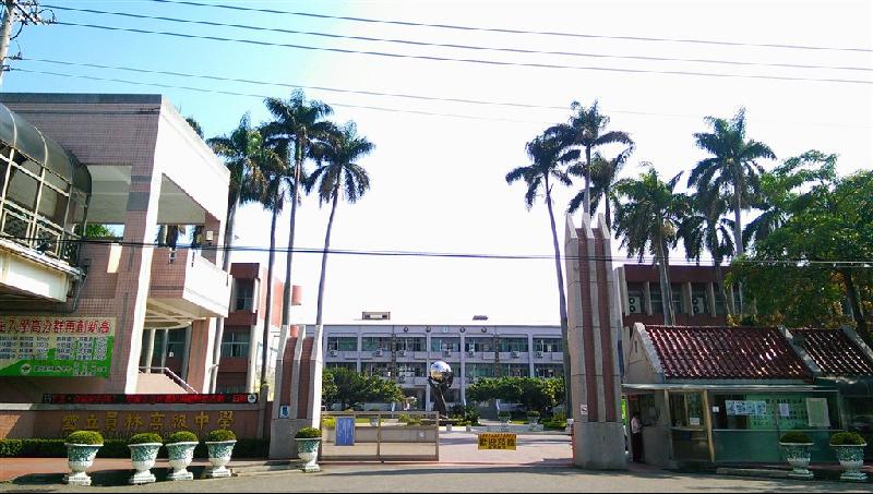 男高中生苦追女学生被拒·闯教室刺伤趴睡女学生