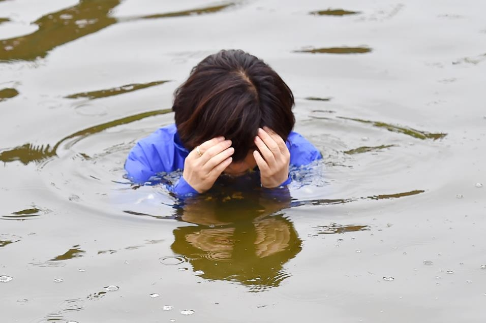 顺利当选后 韩国女市长当众跳进河里
