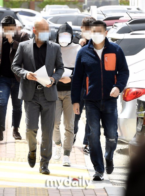 朴有天低调出席监置审判 全程走路不敢抬头