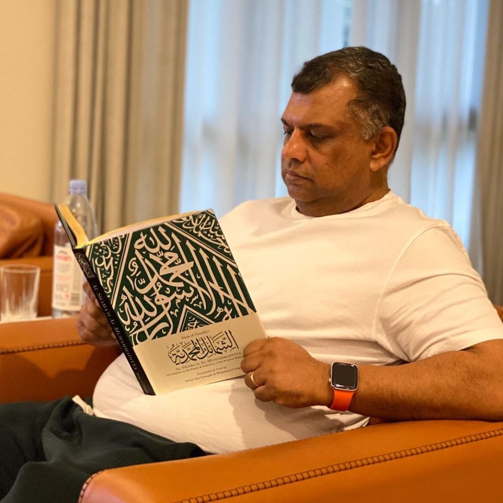 Netizens awed by Tony Fernandes’ current read