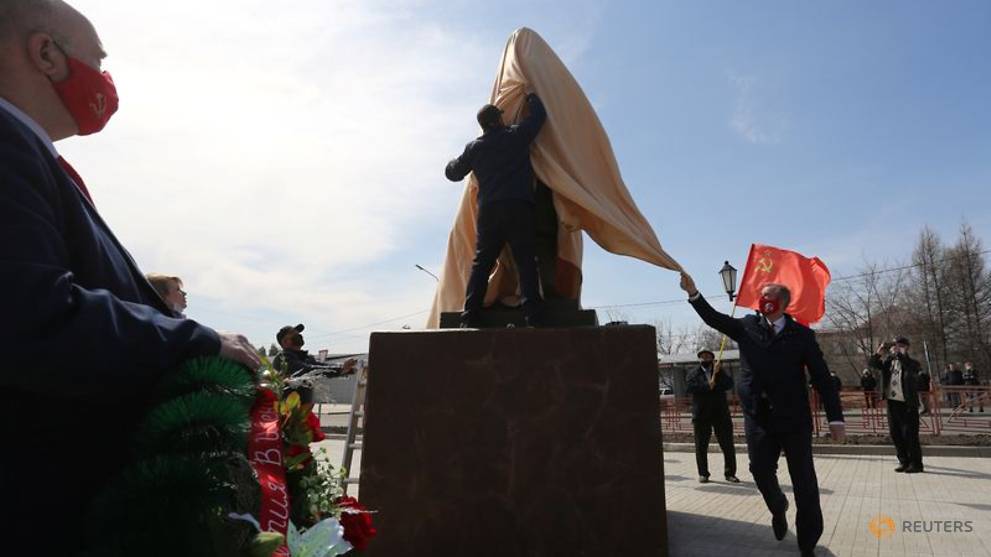 Russian communists defy lockdown with Red Square parade