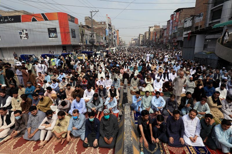 Pakistani doctors urge government to reimpose mosque restrictions