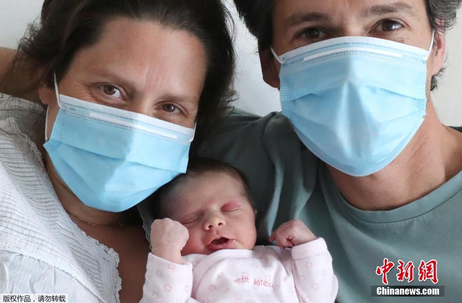 比利时一位孕妇产前感染新冠肺炎 产下一女拍摄全家福