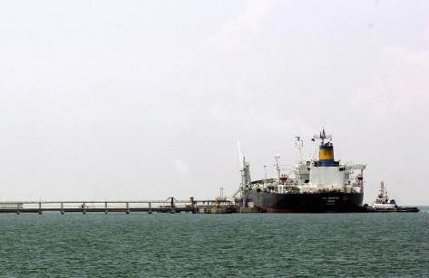 Oil glut swells off Singapore on global storage scramble