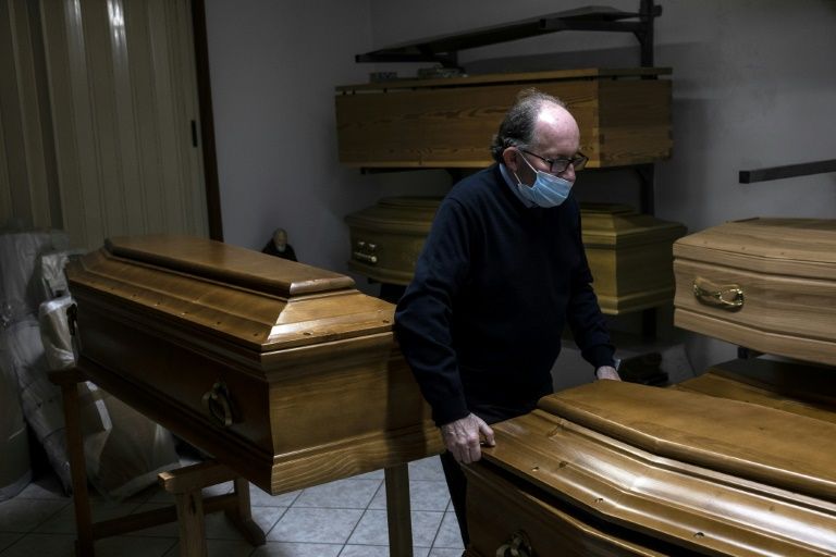 Virus breaks funeral traditions in Italy
