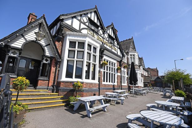 Pub beer gardens should reopen if Brits social distance, says government adviser