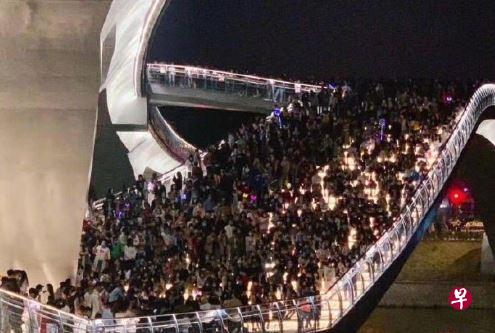 成都五岔子大桥成网红打卡地 人群密集