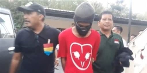 印尼情侣遭4匪徒抢劫，男子为保护女友捅死一人面临7年徒刑！
