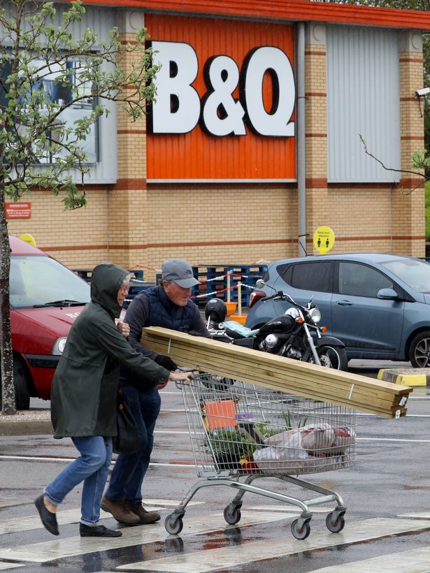 Horrified nurse walks out of B&Q after seeing coughing customers in crowded aisle