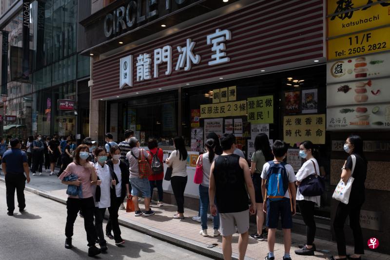 沙田商场虽有抗议民众与警对峙 港五一安然度过