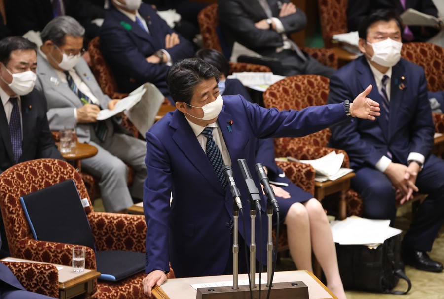 被问新冠肺炎患者人数，安倍慌说资料没写 日媒批：这都不知道？