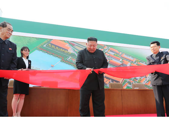 现场图丨金正恩出席顺天磷肥工厂竣工仪式