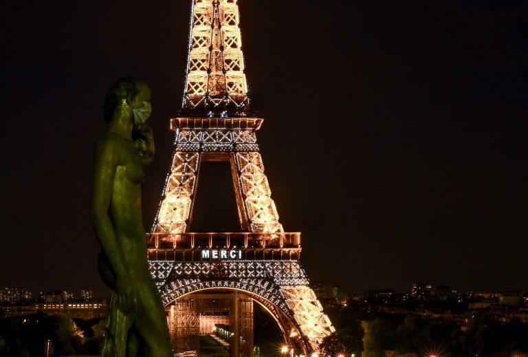 Eiffel tower caps 'heroesshinebright' tribute