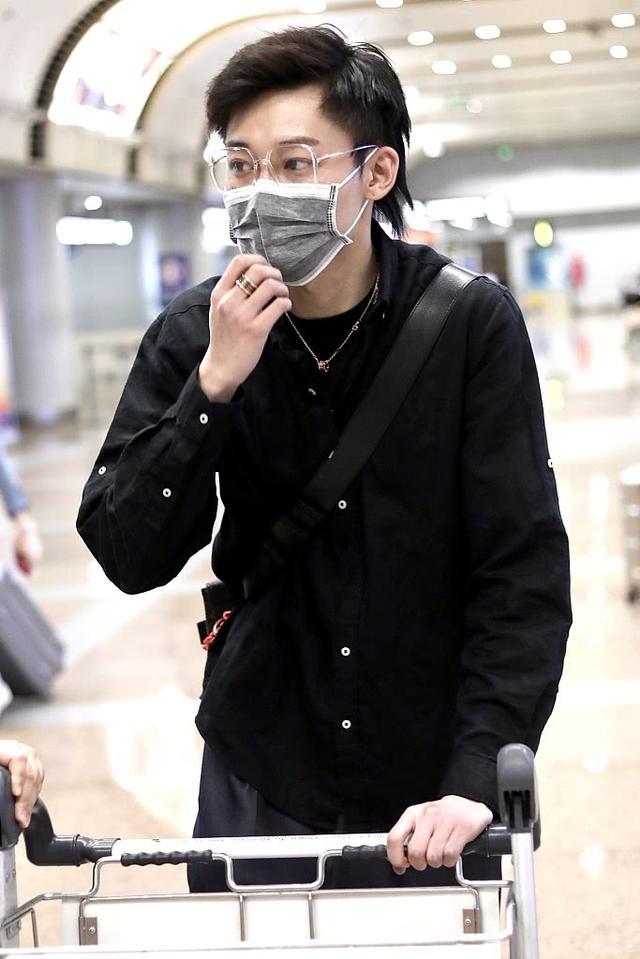 刘奕君儿子、星二代刘怡潼亮相北京机场，趴在行李箱上为粉丝签名