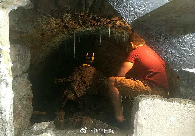 英男子疫情期间宅家隔离 意外发现百年地窖