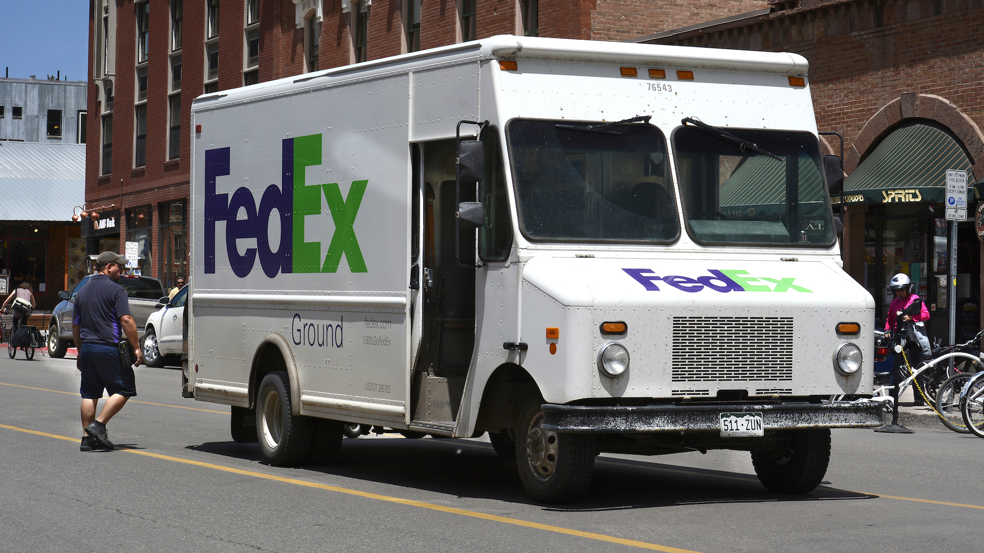 FedEx Driver's Kind Gesture to Celebrate Girl's Birthday Goes Viral