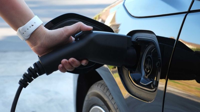 UK drivers want green signs for electric car charging points