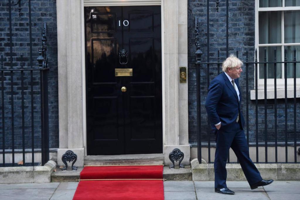英国首相致敬医护人员，站在门口一言不发鼓掌1分多钟