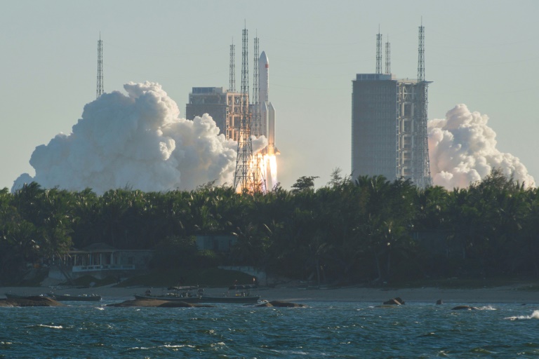 China's new spacecraft returns to Earth