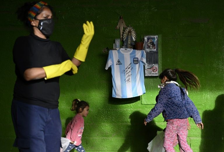Maradona autographs shirt to help Buenos Aires poor