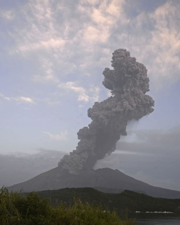 日本樱岛火山大规模喷发 喷出4200米高灰柱