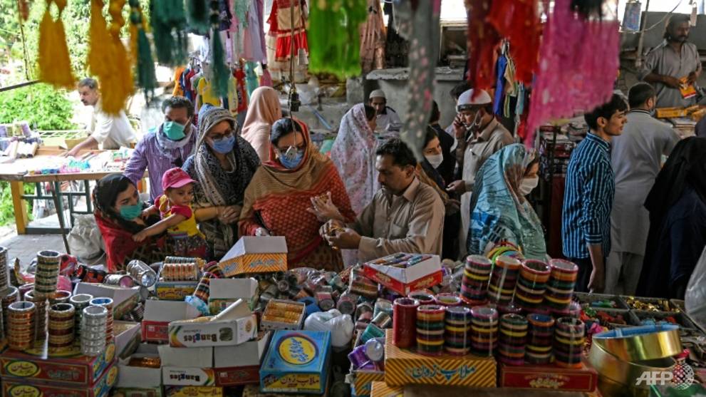 Pakistanis crowd markets as COVID-19 lockdown eased