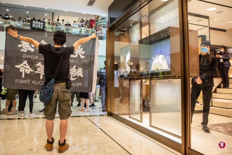聚集多个商场唱《愿荣光归香港》 反修例抗议重燃至少两人被捕
