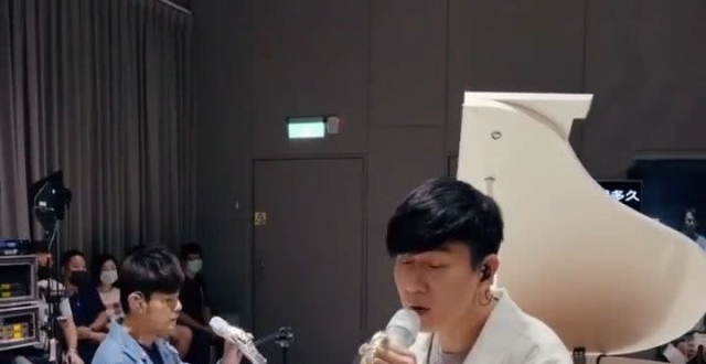 神仙合作来了！周杰伦和林俊杰合唱歌曲致敬白衣天使