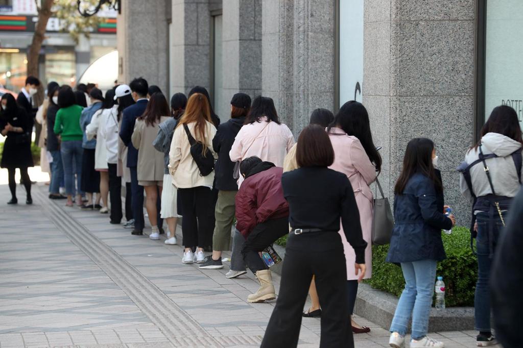 首尔市民无视夜店疫情爆发 连滚带爬冲进商场抢奢侈品
